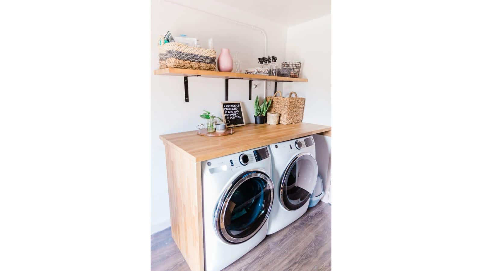 Lavanderia organizada de apartamento com ambiente funcional para cuidar das roupas