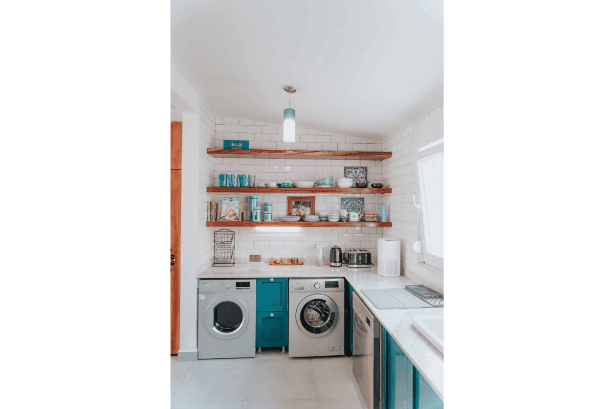Varal de teto instalado em apartamento pequeno