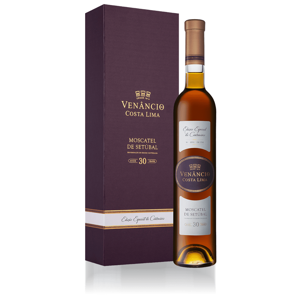 Moscatel de Setúbal Venâncio Costa Lima, edição especial de 30 anos, associado ao vinho de excelência, numa garrafa elegante com embalagem sofisticada.