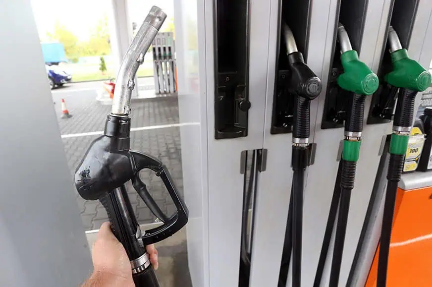Cijena nafte ponovo premašila 100 dolara po barelu, zlato pojeftinilo