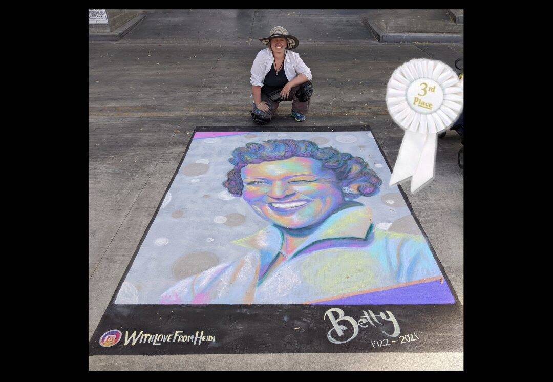 Heidi Neilson with a chalk festival portrait of Betty White