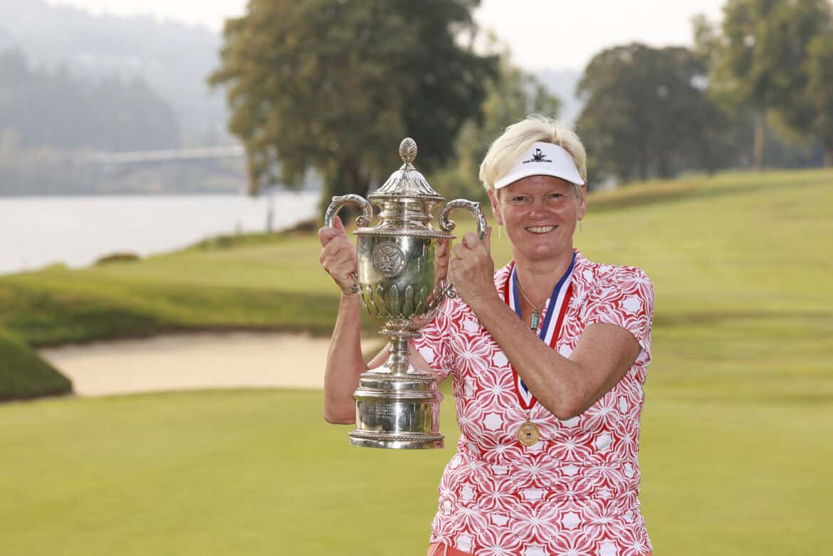 Trish Johnson poses with the championship trophy after winning the 2023 U.S. Senior Women's Open at Waverley Country Club in Portland, Ore. on Sunday, Aug. 27, 2023. (Steven Gibbons/USGA)