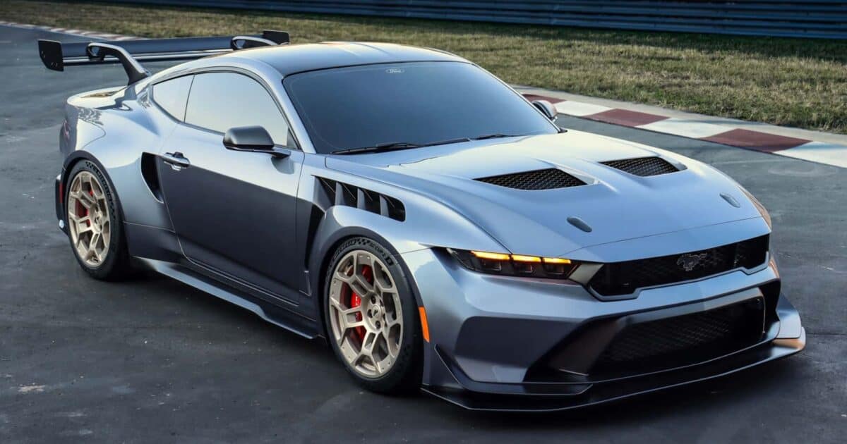 ford-mustang-gtd-on-the-track