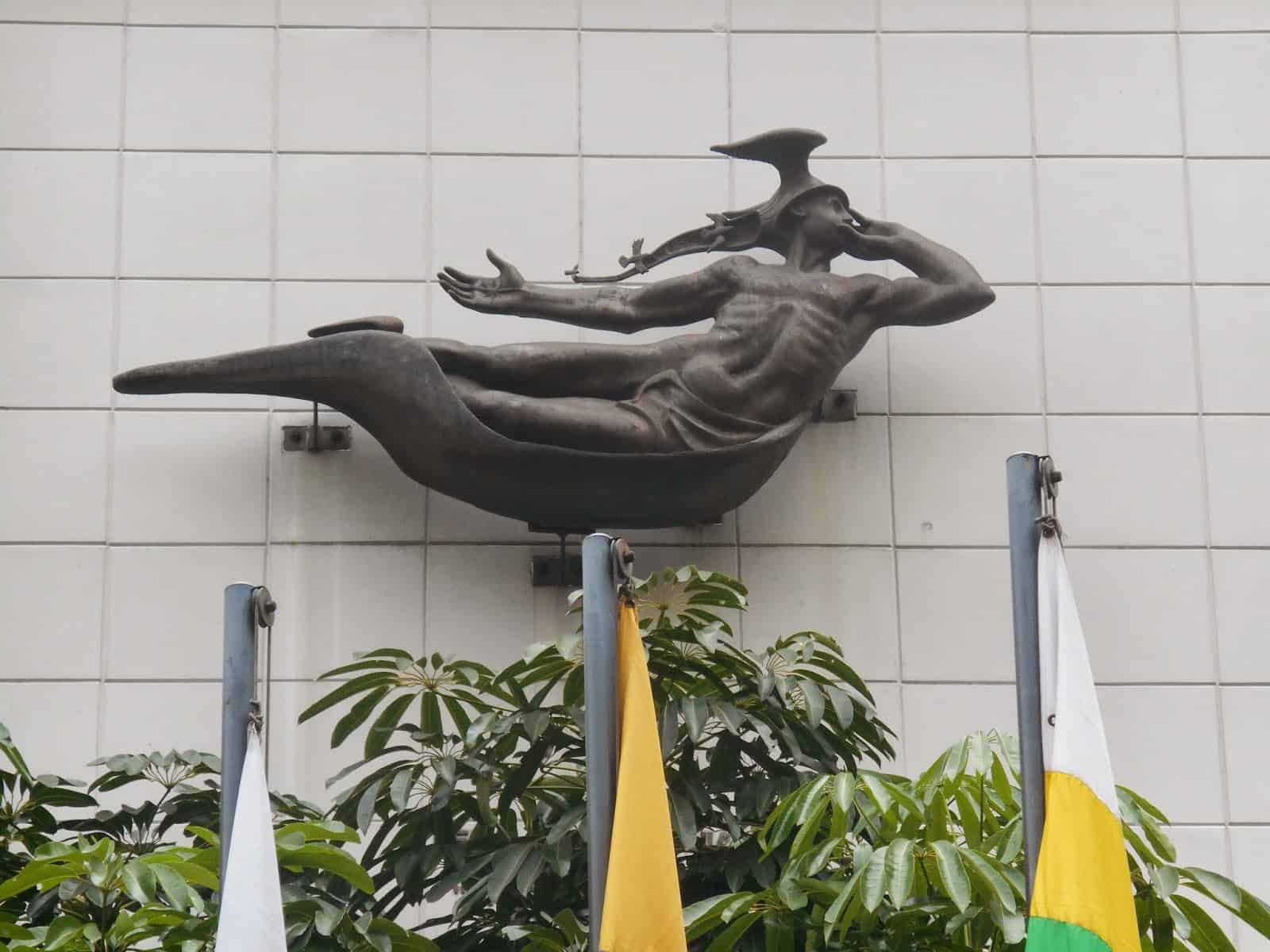 Conmemoración al artista que convirtió la historia en concreto y bronce
