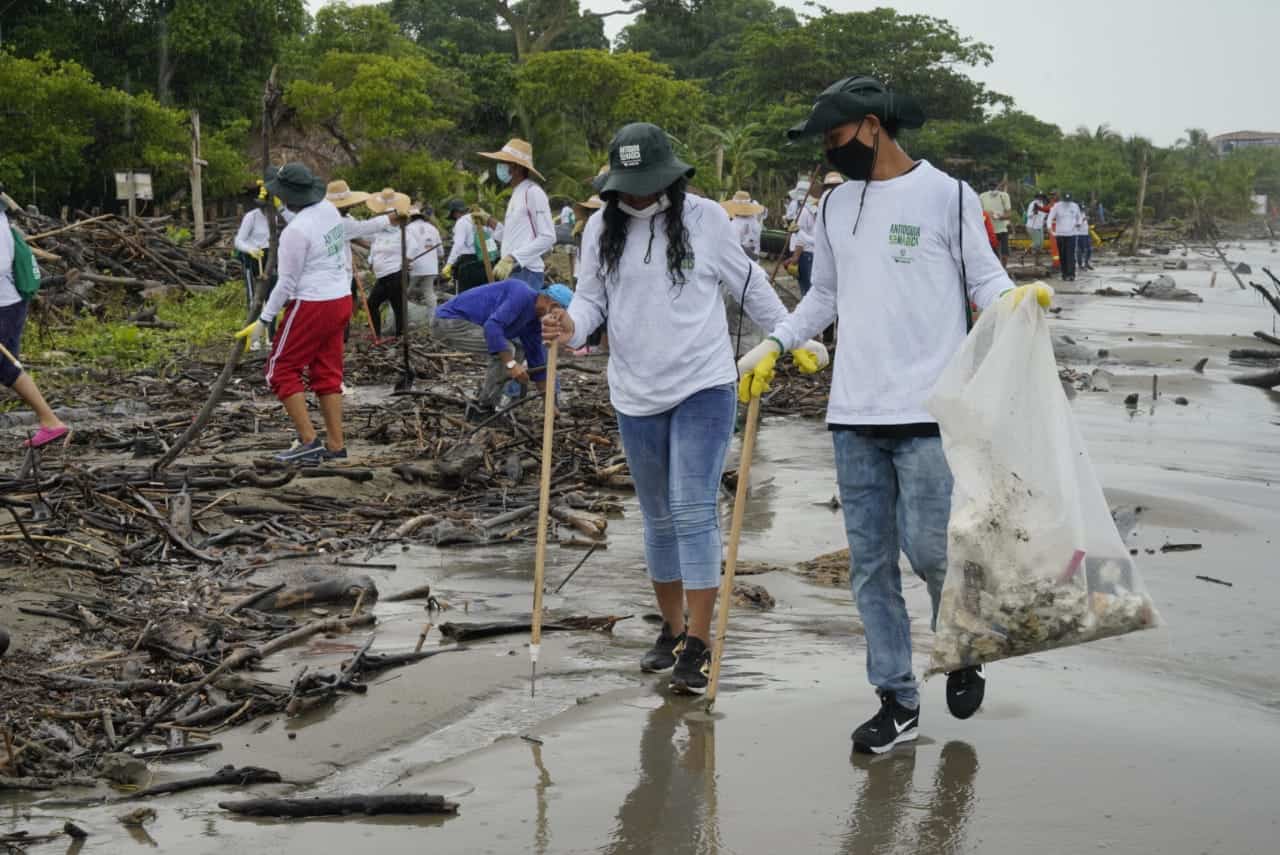 Un éxito primera jornada de limpieza de playas