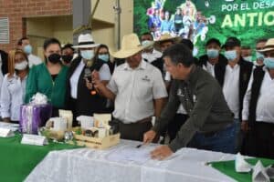 Acuerdos alrededor de $1.200 millones de pesos se firmaron en Angostura