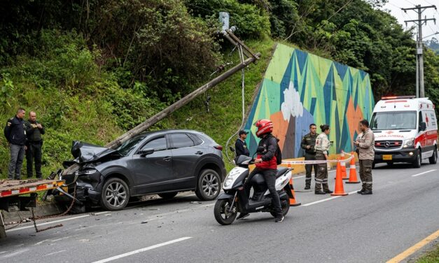 Choque en Guarne: vehículo colisionó contra un poste en la autopista Medellín-Bogotá