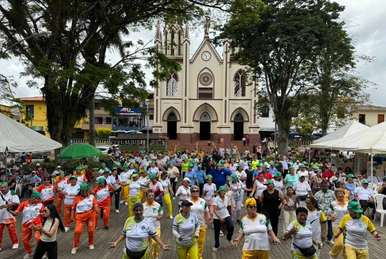 Registro del encuentro de adulto mayor en Frontino con actividades físicas.