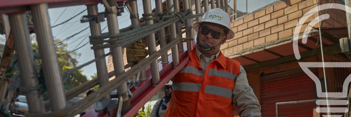 Trabajador de EPM supervisa mantenimiento de redes por cortes de energía en Antioquia
