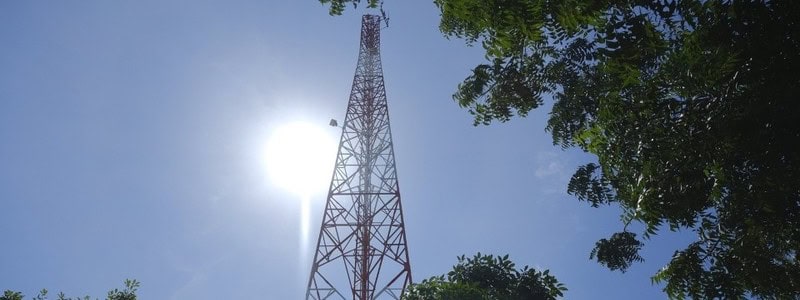 Antenas de telecomunicaciones asociadas al espectro radioeléctrico en una imagen ilustrativa