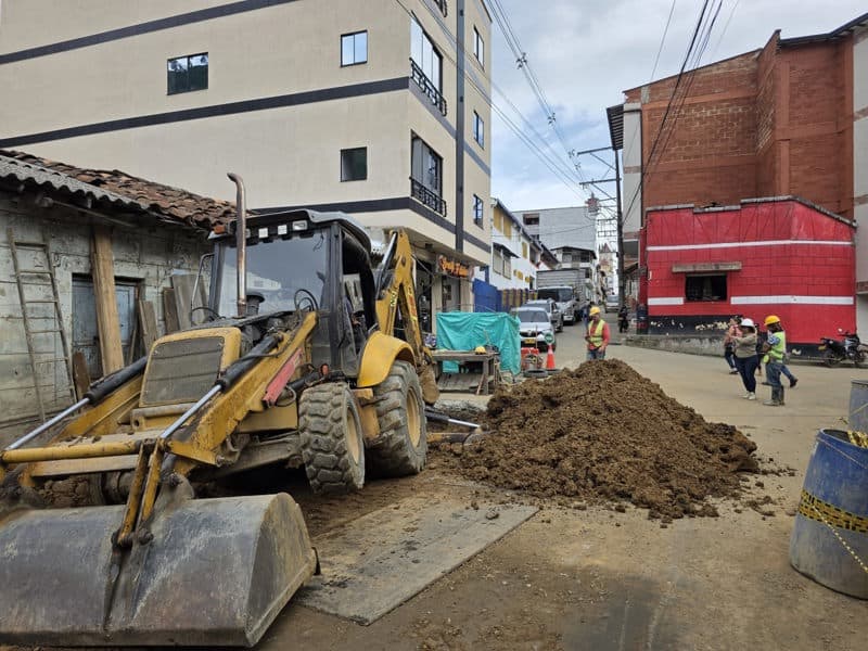 Trabajos de alcantarillado en La Y Betulia con excavaciones y construcción de un nuevo manhole