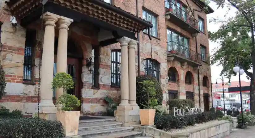 Fachada del Four Seasons Hotel Bogotá, uno de los hoteles con Llaves Michelin en la selección 2026