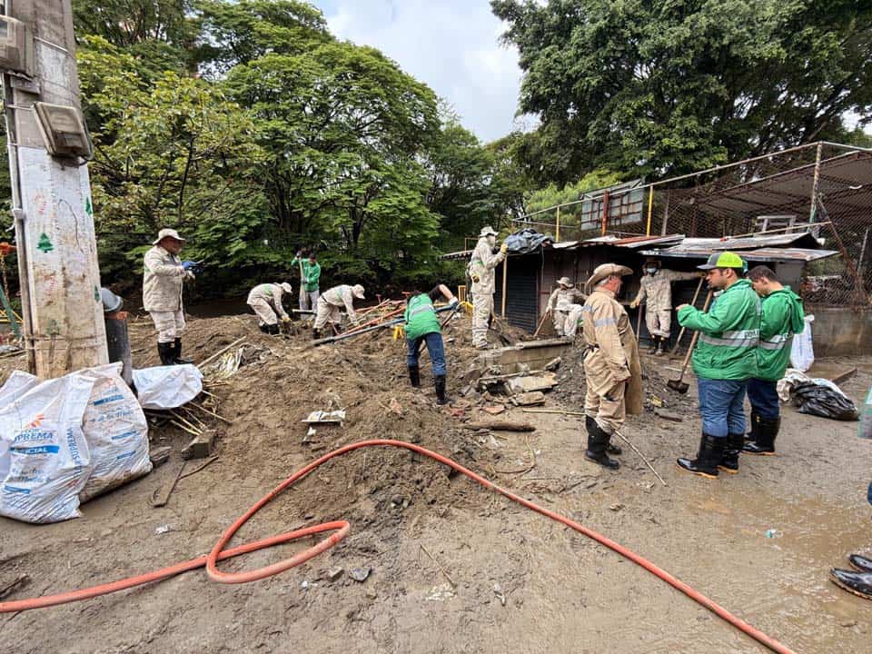 Imagen de referencia de lluvias en Medellín y entrega de ayudas a familias afectadas