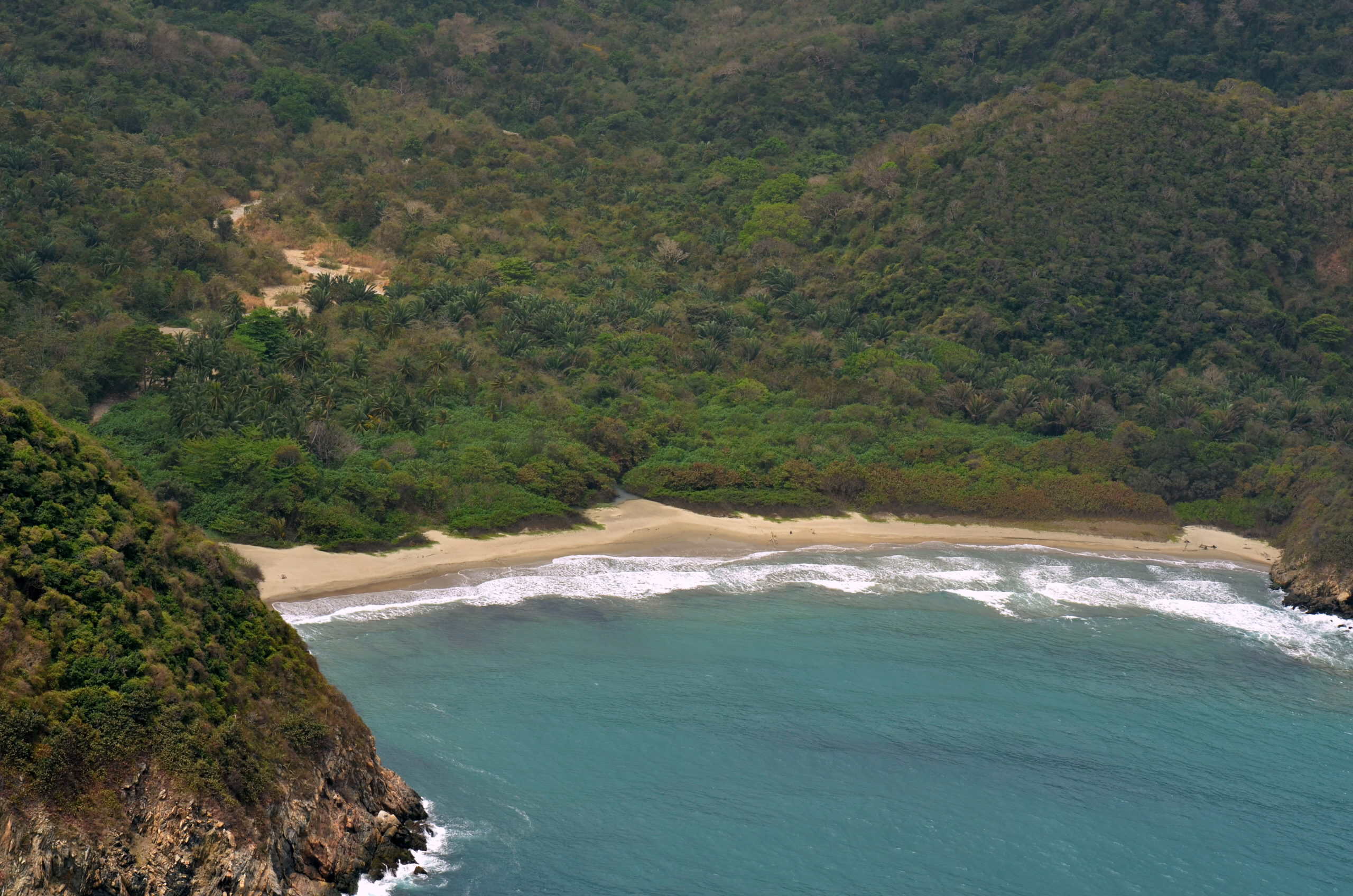 Vista costera del Parque Tayrona durante el cierre temporal de octubre