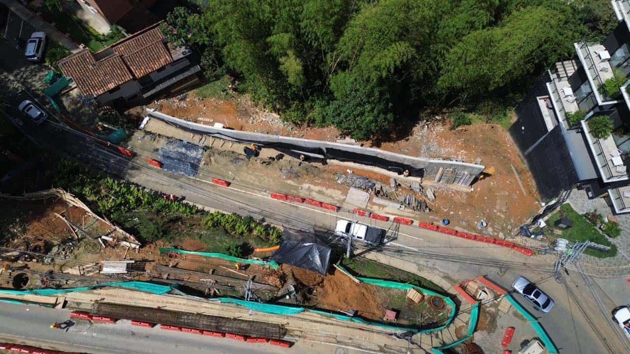 Vista general del paso a desnivel de El Tesoro en construcción en Medellín