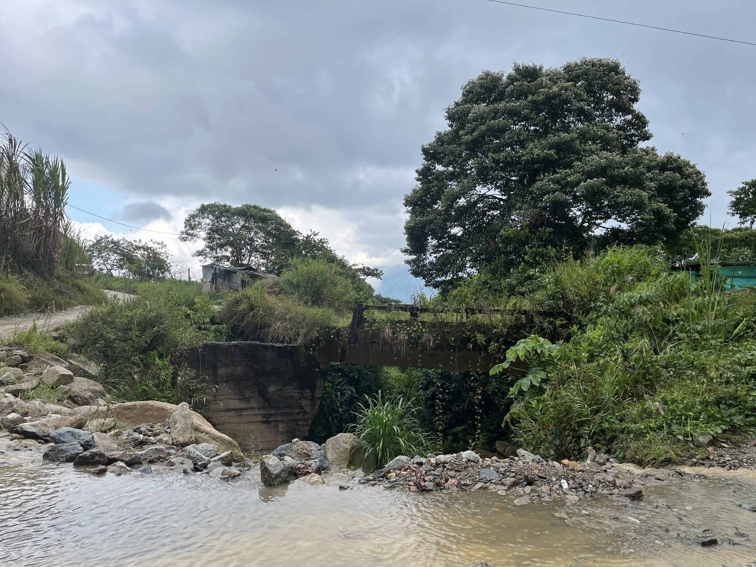 Puente El Relleno en Briceño sobre la quebrada del sector