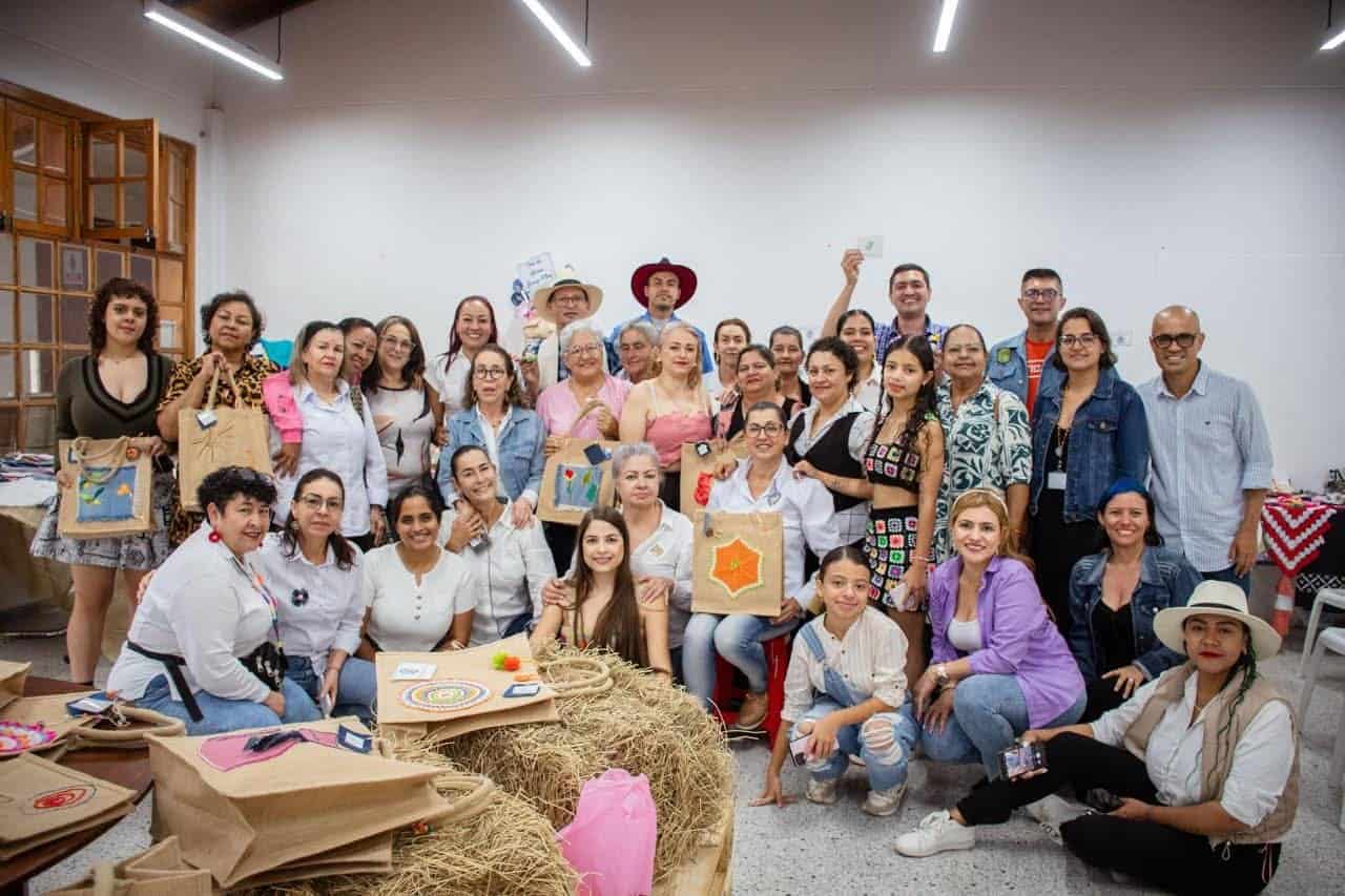 Integrantes de Rescatando Saberes elaboran bolsos y monederos en Gómez Plata