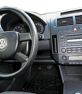 Fahrzeugcockpit mit Autoradio Adapter und CAN-B Anschluss.