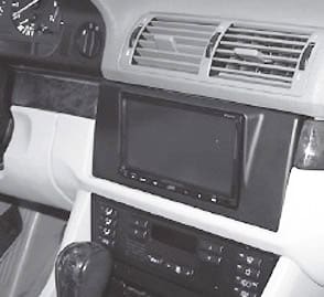 Autoradio Adapter im Auto - Bequeme Fahrzeugelektronik Lösung.
