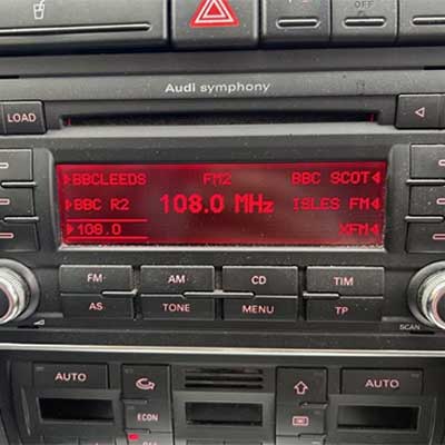 Autokarosseradio Adapter für Audi mit CAN-B Schnittstelle für einfache Integration.