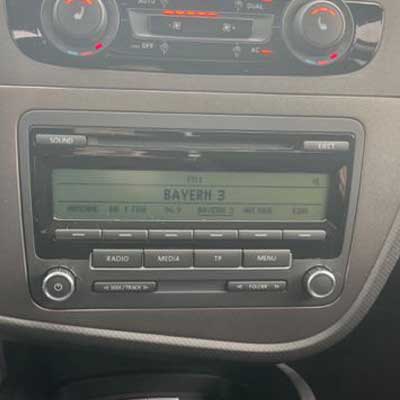 Autoradio Adapter mit CAN-B Schnittstelle im VW T6, integriert für verbesserten Klang.