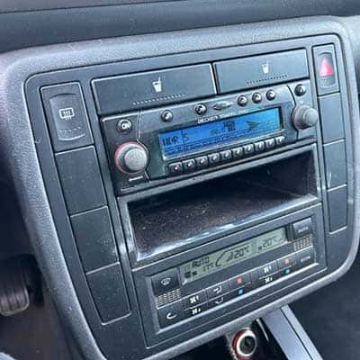 Autoradio Adapter mit CAN-B Anschluss für Fahrzeug-Upgrade, einfache Installation, hochwertige Audiokompatibilität.