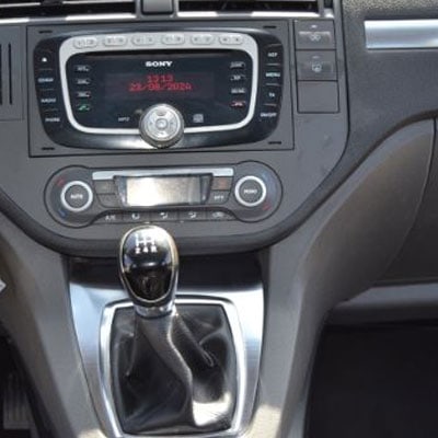 Autoradio Adapter im Fahrzeuginneren, CAN-B kompatibel für einfache Audiogeräte.