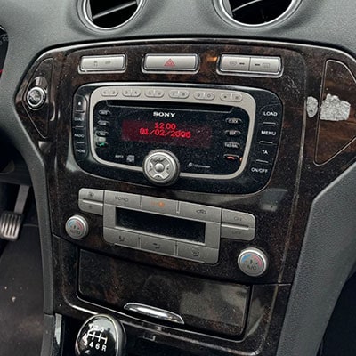 Autoradio adapter für Mercedes mit CAN-B, schwarzer Bildschirm, Bedienung und Anzeigen, Komfortabel und kompatibel.