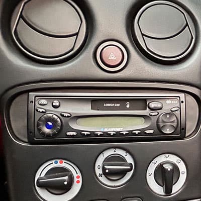 Flexibler Autoradio-Adapter für Fahrzeuge mit CAN-B, einfache Installation, kompatibel mit gängigen Automarken.
