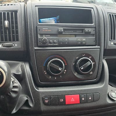 Autoradio Adapter im Fahrzeugdashboard für verbesserten Klang und Konnektivität.