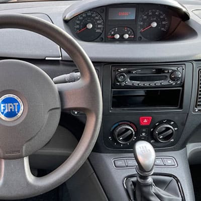 Steuerung des Autoradio-Adapters im Fiat Fahrzeug Innenraum, komfortabler CAN-B Anschluss für moderne Infotainmentsysteme.