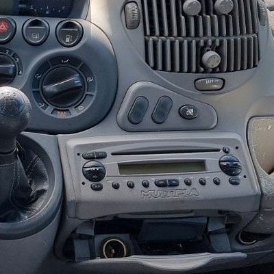 ALTER TEXT: Autoradio Adapter im Fahrzeugdashboard für CAN-B Integration.