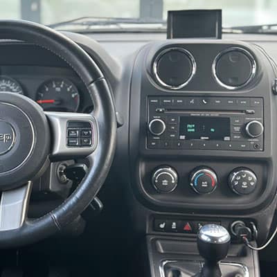 Steuergerät für Autoradio, CAN-B Adapter, Fahrzeugzentralsteuerung im Auto.