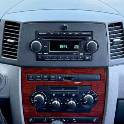 Hochwertiger Autoradio Adapter für CAN-B Integration im Fahrzeug.