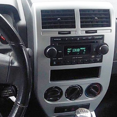 Autoradio Adapter CAN-B in Fahrzeug-Innenraum, einfache Installation.