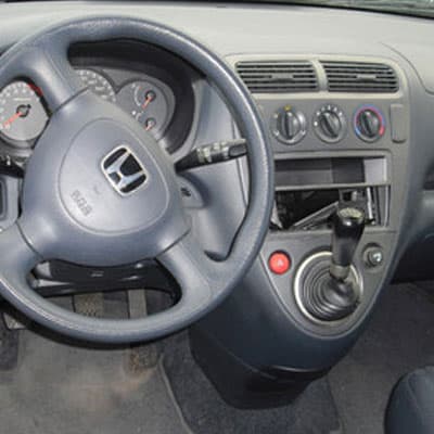 Steuergerät im Armaturenbrett mit Autoradio Adapter und CAN-B Technologie.