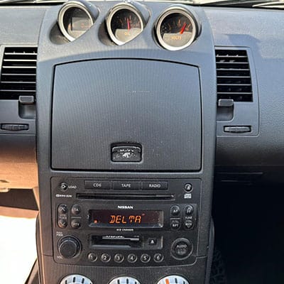 CAN-B Autoradio Adapter in Fahrzeug-Cockpit integriert, einfache Kabelverbindung, optimaler Klang, vielseitig kompatibel.