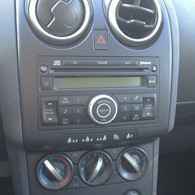 Fahrzeugautoradio mit CAN-B Interface für modernen Adapteranschluss.