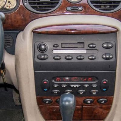 Autoradio Adapter Anschluss im Auto, CAN-B kompatibel.