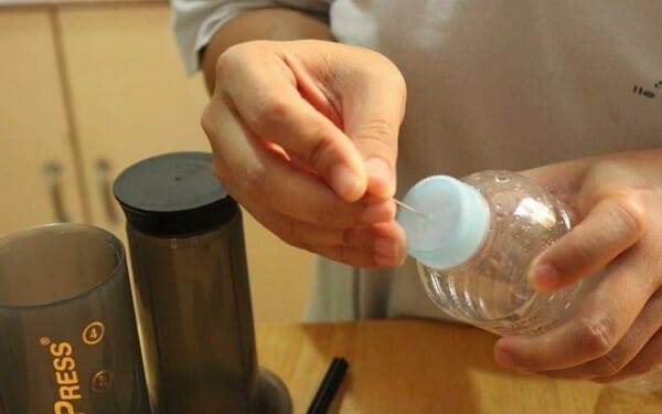 Piercing bottle cap with a pin