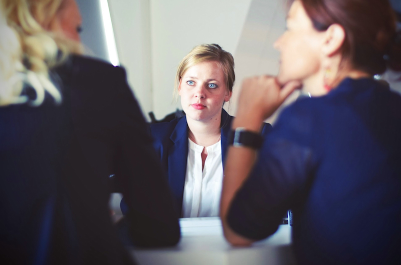 drei Frauen am Tisch im Gespräch