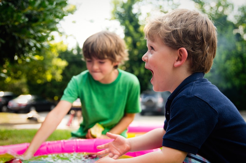 Zwei Jungen spielen am Planschbecken