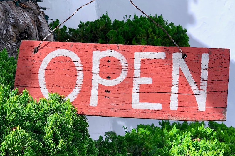 Schild mit Aufschrift Open