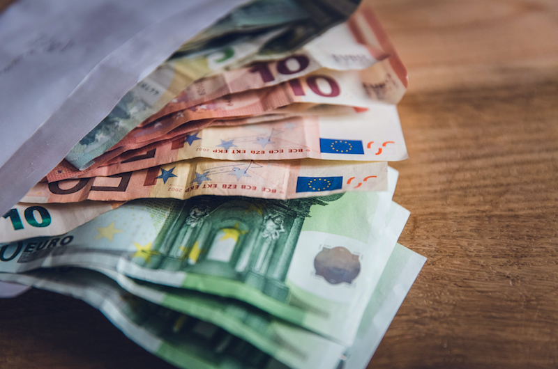 Geldscheine schauen aus Briefumschlag