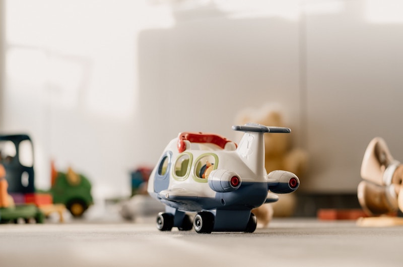 Spielflugzeug auf dem Boden