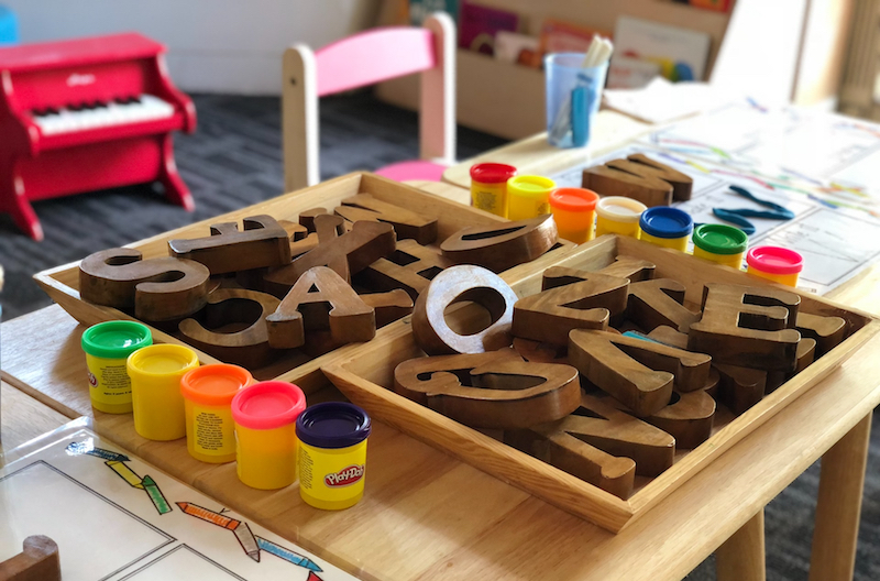 Spielmaterial auf Kita-Tisch