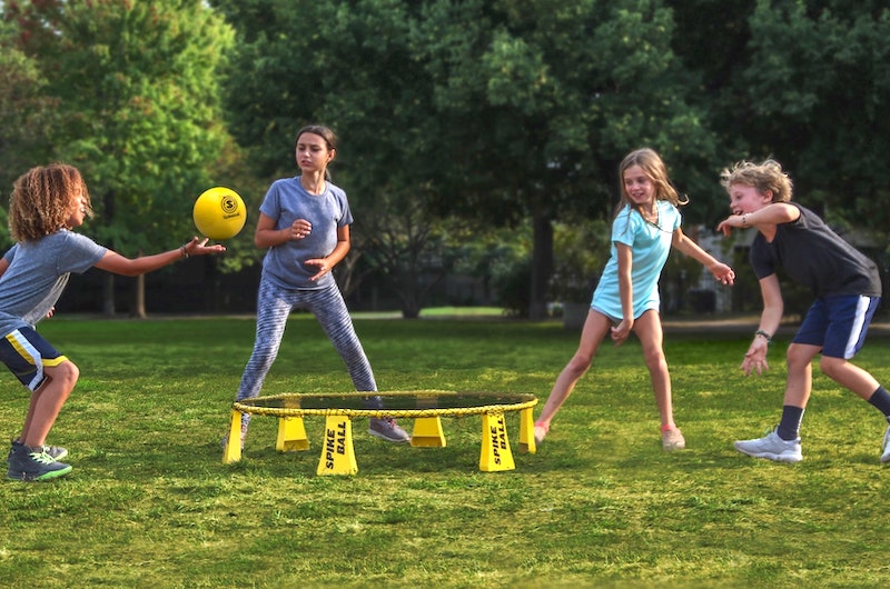 Kinder beim Ballspielen