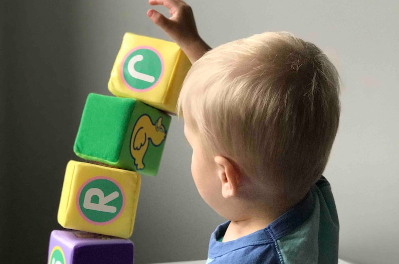Kleiner Junge wirft Turm um
