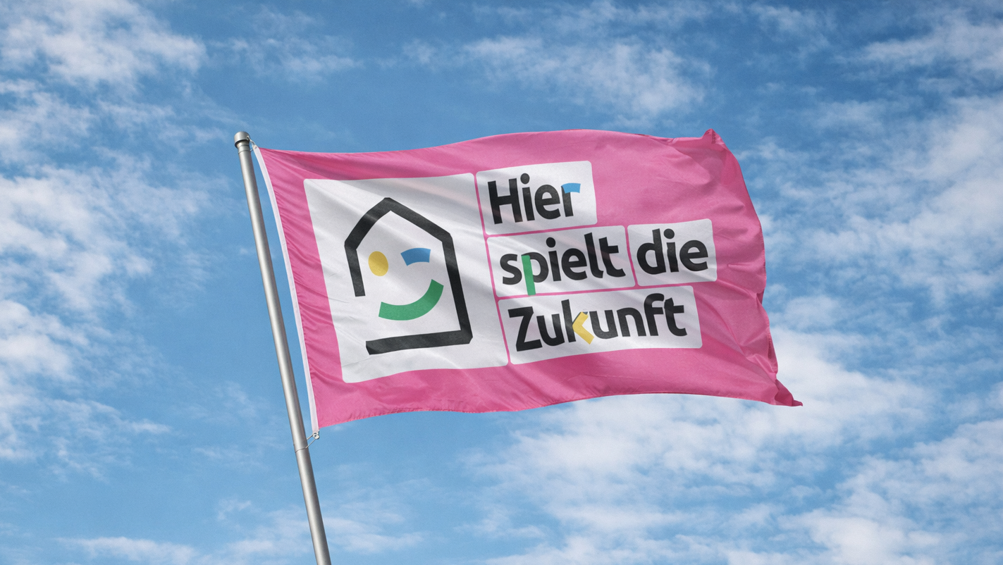 Flagge mit dem Schriftzug "Hier spielt die Zukunft"