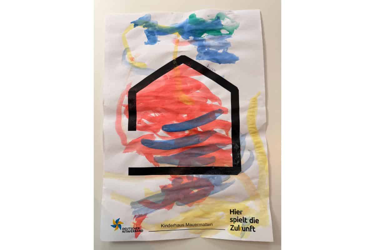 Kinderzeichnung eines Hauses mit bunten Farben, symbolisiert Mitmachaktion.